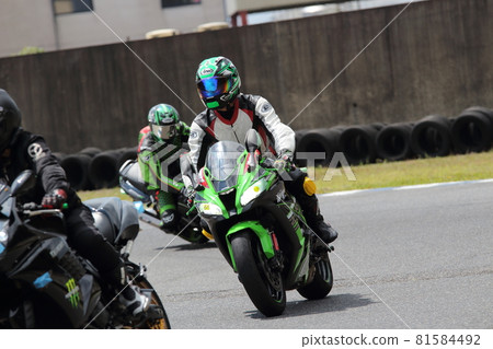 Bike running on the circuit 81584492