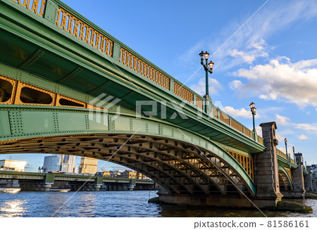 Southwark Bridge and River Thames in London, UK looking towards the south bank and Southwark. Beyond is the rail bridge to Cannon Street Station and buildings in the London Bridge area. London 2020. 81586161