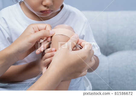 A girl has a wound on her knee. A girl has a wound on her knee. 81586672
