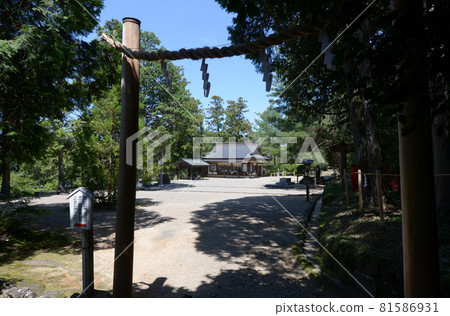 奈良縣櫻井市檜原神社,從南繩鳥居俯瞰院落 奈良縣櫻井市檜原神社,從南繩鳥居俯瞰院落 81586931