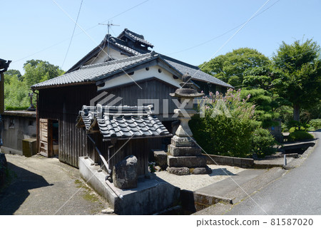 Yamanobe-no-michi, an old folk house along the road, Sakurai City, Nara Prefecture 81587020