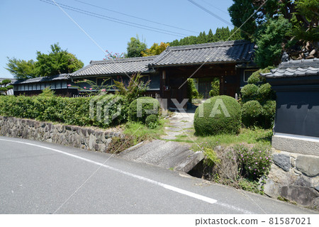 Yamanobe-no-michi, an old folk house along the road, Sakurai City, Nara Prefecture Yamanobe-no-michi, an old folk house along the road, Sakurai City, Nara Prefecture 81587021
