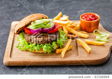 Grilled Hamburger with Lettuce, Tomato, Red Onion Grilled Hamburger with Lettuce, Tomato, Red Onion 81588869