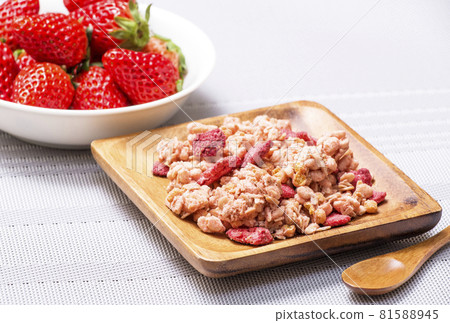 水果格蘭諾拉麥片早餐形象保健食品麥片食品草莓格蘭諾拉麥片形像素材 81588945