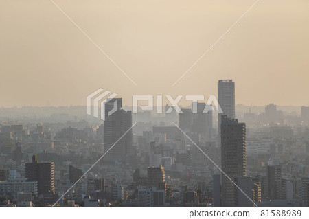 Skyscrapers in Kobe Sannomiya at dawn. Wrapped in the morning mist 81588989