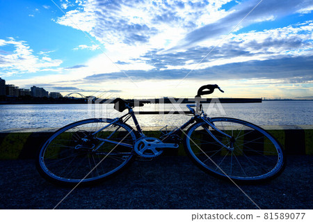 Dawn at Ashiya Beach in Ashiya City, Hyogo Prefecture. Road bike during break and dawn sky 81589077
