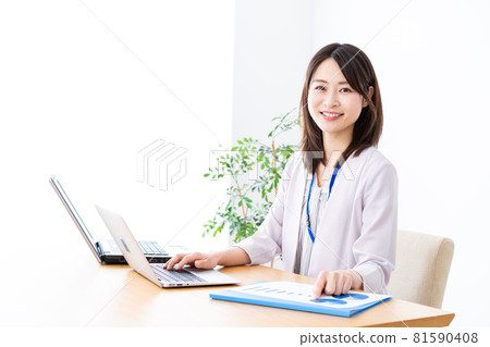 在辦公室做辦公室工作的年輕女商人 在辦公室做辦公室工作的年輕女商人 81590408
