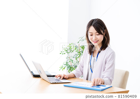 在辦公室做辦公室工作的年輕女商人 在辦公室做辦公室工作的年輕女商人 81590409