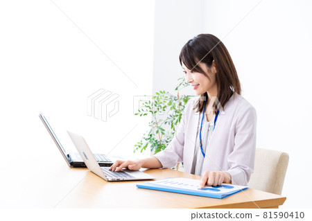 Young business woman doing office work in the office Young business woman doing office work in the office 81590410