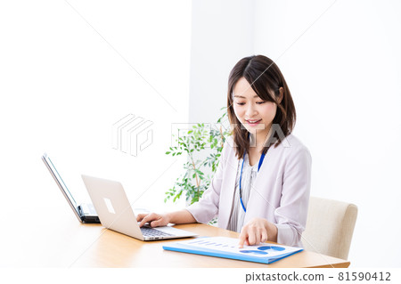 在辦公室做辦公室工作的年輕女商人 在辦公室做辦公室工作的年輕女商人 81590412