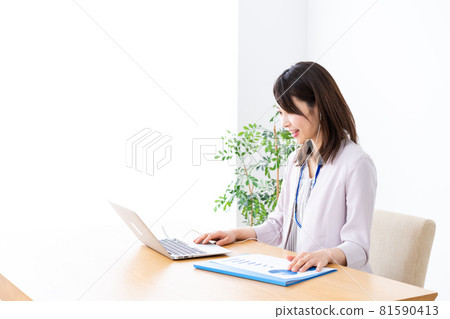 Young business woman doing office work in the office 81590413
