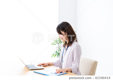 在辦公室做辦公室工作的年輕女商人 81590414
