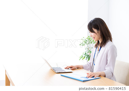 在辦公室做辦公室工作的年輕女商人 在辦公室做辦公室工作的年輕女商人 81590415