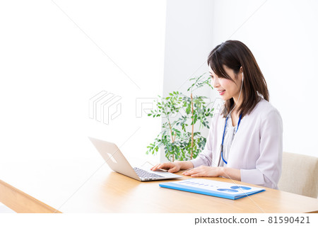 Young business woman doing office work in the office 81590421