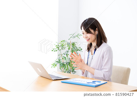 在辦公室做辦公室工作的年輕女商人 在辦公室做辦公室工作的年輕女商人 81590427