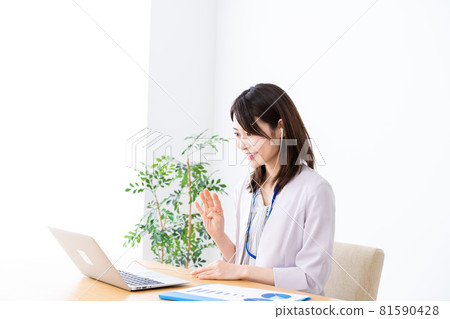 在辦公室做辦公室工作的年輕女商人 在辦公室做辦公室工作的年輕女商人 81590428