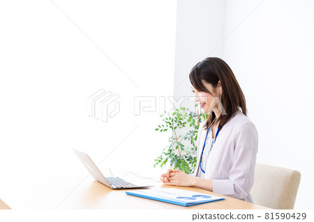 在辦公室做辦公室工作的年輕女商人 在辦公室做辦公室工作的年輕女商人 81590429