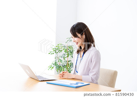 在辦公室做辦公室工作的年輕女商人 在辦公室做辦公室工作的年輕女商人 81590430