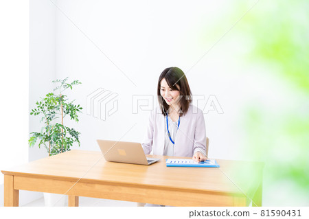 在辦公室做辦公室工作的年輕女商人 在辦公室做辦公室工作的年輕女商人 81590431