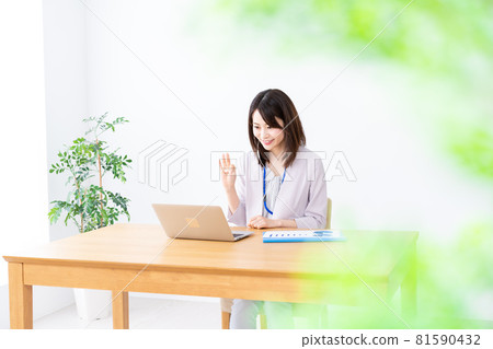 在辦公室做辦公室工作的年輕女商人 在辦公室做辦公室工作的年輕女商人 81590432