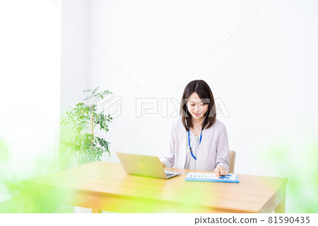 在辦公室做辦公室工作的年輕女商人 在辦公室做辦公室工作的年輕女商人 81590435