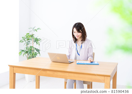 在辦公室做辦公室工作的年輕女商人 81590436