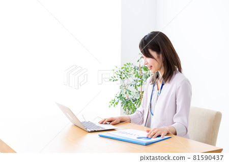 在辦公室做辦公室工作的年輕女商人 81590437