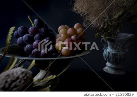 Grape and dried flowers 81590829