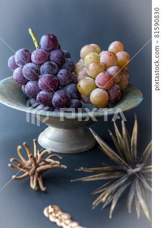Grape and blue plate 81590830