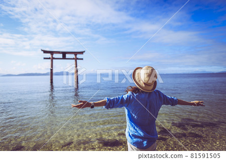 看湖和牌坊的女性旅客 看湖和牌坊的女性旅客 81591505