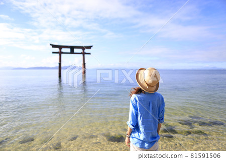 看湖和牌坊的女性旅客 看湖和牌坊的女性旅客 81591506