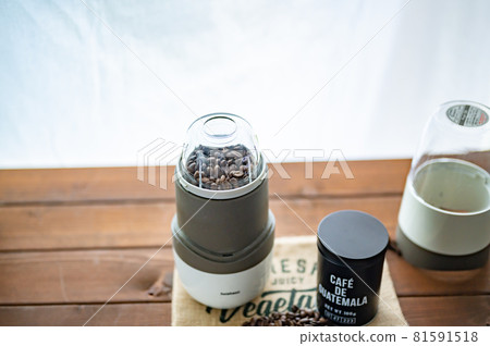 Electric mill grinds roasted beans 81591518