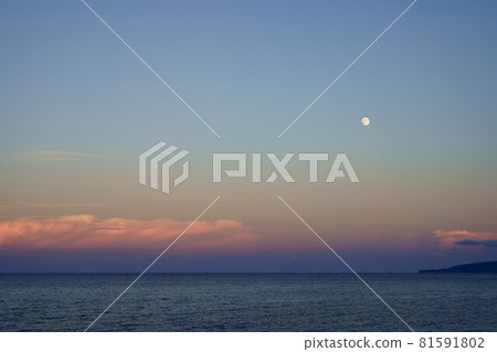 島上的日落和月亮 81591802
