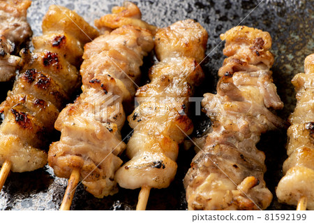 Yakitori（用鹽烤）。什錦雞肉和雞肉。 81592199