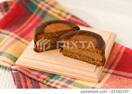 栗子豆沙夾心巧克力糖衣 81592297