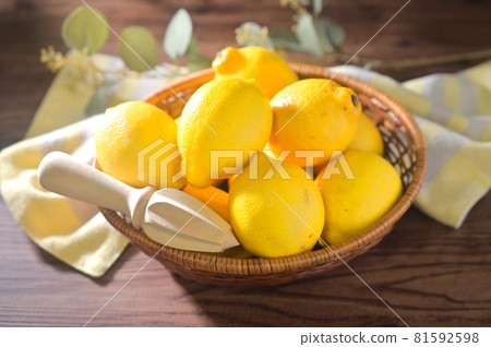 大量檸檬的圖像(來自南非)。用檸檬榨汁機。 大量檸檬的圖像(來自南非)。用檸檬榨汁機。 81592598