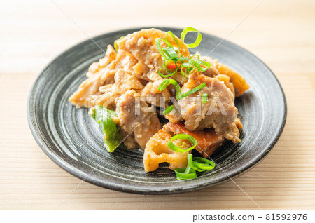 Stir-fried lotus root and chicken with miso 81592976