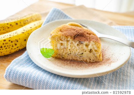 用熱蛋糕粉製成的香蕉蛋糕 81592978