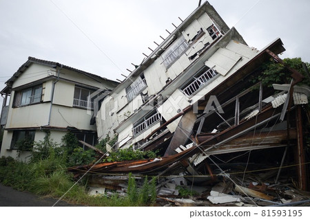 被颱風倒塌的房子 被颱風倒塌的房子 81593195