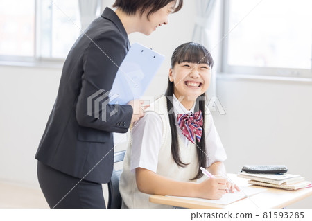 Educational image High school girls receiving one-on-one guidance Photographing cooperation: Japanese language school attached to Chuo Institute of Technology 81593285
