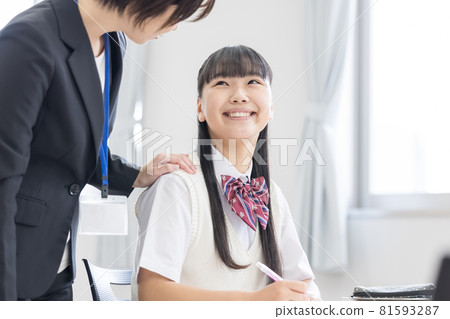 Educational image High school girls receiving one-on-one guidance Photographing cooperation: Japanese language school attached to Chuo Institute of Technology 81593287
