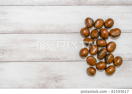 Roasted chestnuts and Tianjin sweet chestnuts Roasted chestnuts and Tianjin sweet chestnuts 81593617