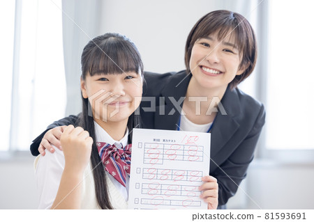 Educational image High school girls receiving one-on-one guidance Photographing cooperation: Japanese language school attached to Chuo Institute of Technology 81593691