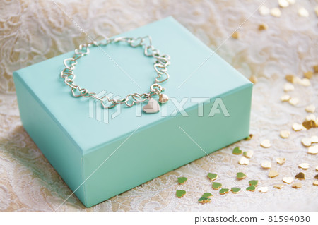 Present of heart-shaped accessories 81594030