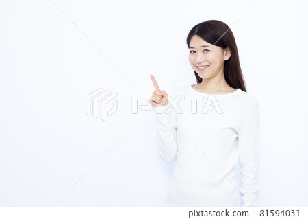 A woman in her thirties pointing 81594031