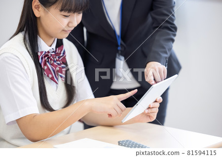 教育形象:使用平板電腦學習的女學生和教師拍攝合作:中央工業大學附屬日語學校 教育形象:使用平板電腦學習的女學生和教師拍攝合作:中央工業大學附屬日語學校 81594115
