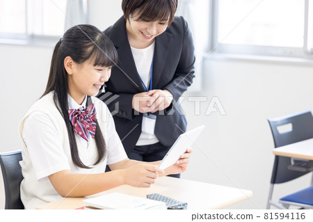 教育形象:使用平板電腦學習的女學生和教師拍攝合作:中央工業大學附屬日語學校 教育形象:使用平板電腦學習的女學生和教師拍攝合作:中央工業大學附屬日語學校 81594116