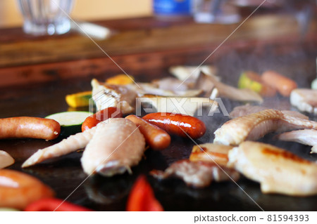 Juicy teppanyaki with plenty of sizzle 81594393