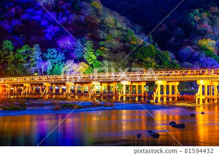 嵐山渡月橋燈火通明 嵐山渡月橋燈火通明 81594432