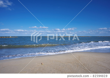 晴朗的天空中美麗的沙灘和海景 81594819